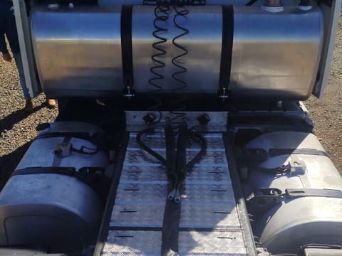 Tanque hidráulico de alumínio instalado atrás da cabine de caminhão branco