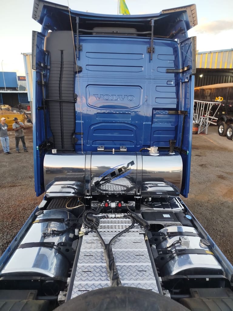 Kit hidráulico com tanque de inox instalado em Volvo FH azul