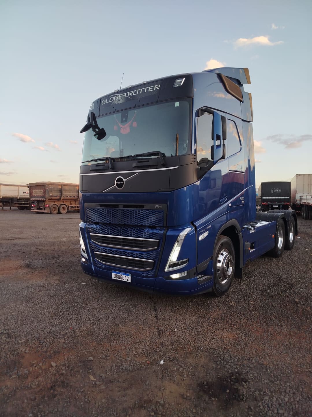 Caminhão Volvo FH azul no pátio da Kim Comandos Hidráulicos em Uberlândia
